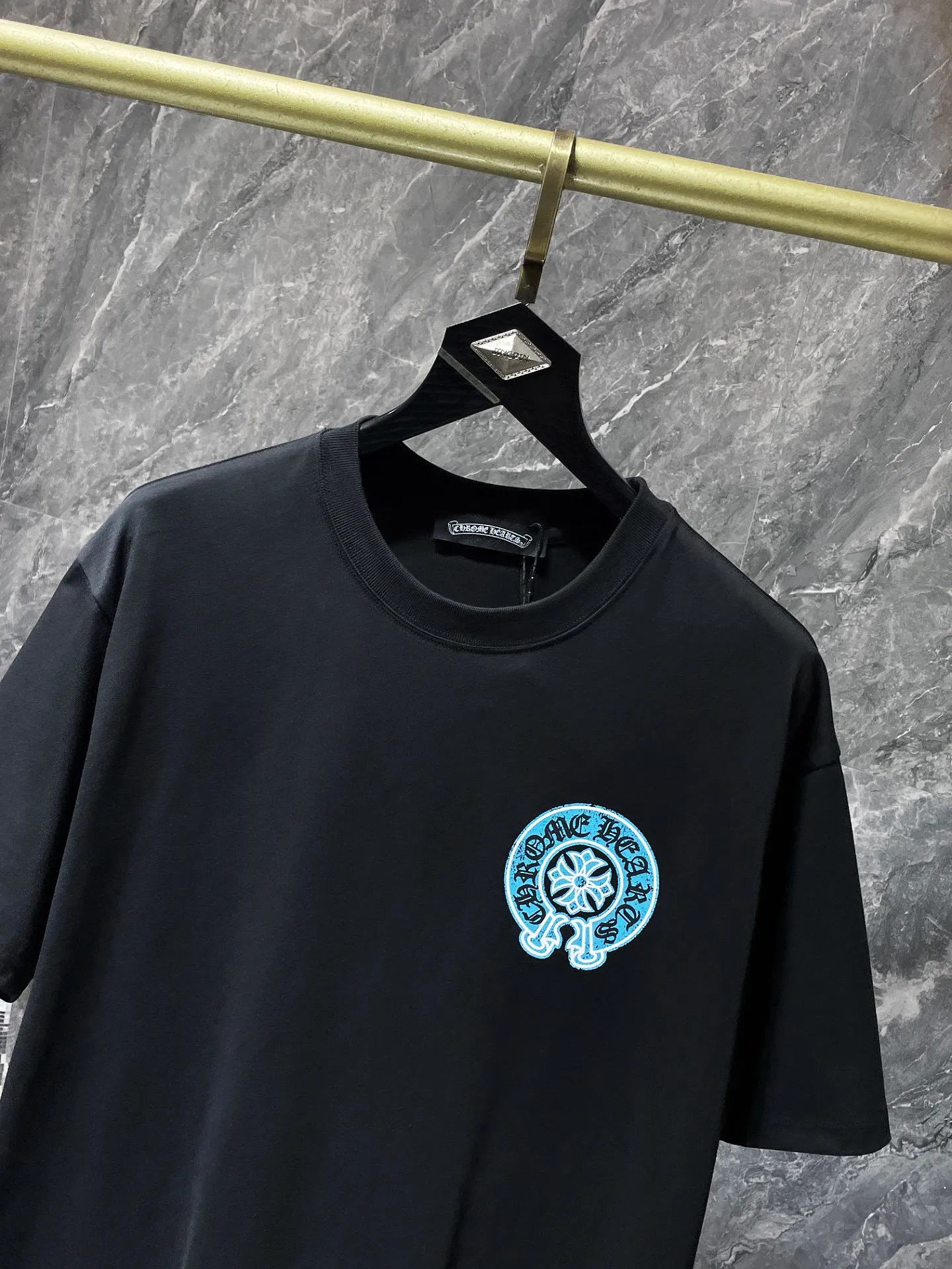 P144 New Chrome Hearts 25ss luminous version for summer! High-weight, environmentally friendly and high-quality top-quality fabric 260g~270g Crow distressed cross luminous short-sleeves. Counter synchronization. Re-engraved version 1:1. Recommended color: black, white. Size: S, M, L, XL.